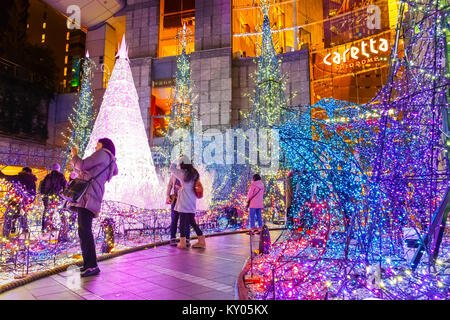 TOKYO, Japan - 27 November 2015: Illuminationen bis Licht im Caretta Shiodome Einkaufszentrum im Stadtteil, Viertel Odaiba. Die illuminationen" für vorbereitet Stockfoto