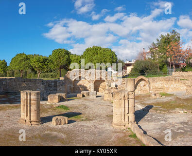 Römische Säulen und Steinbögen im archäologischen Park Paphos auf Zypern Stockfoto