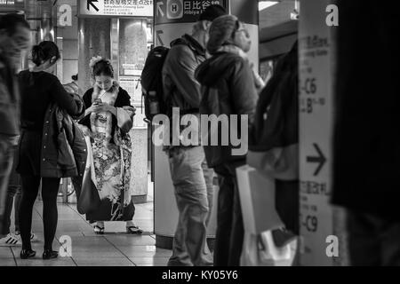 TOKYO, Japan - 28. NOVEMBER 2015: Unbekannter japanischen Frau in einem traditionellen Winter Kimono Kleid in einer U-Bahn-Station Stockfoto