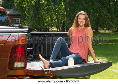 Schone Junge Land Madchen Wirft Mit Glas Limonade In Der Ruckseite Der Pickup Truck Auf Der Farm Tragt Blaue Jeans Stockfotografie Alamy