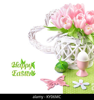 Ostern Grenze mit rosa Tulpen und passenden Frühling Dekorationen, auf weissem, Platz für Ihren Text isoliert Stockfoto