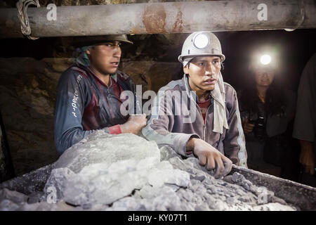 POTOSI, BOLIVIEN - 21. MAI 2015: Unbekannter Bergleute im Cerro Rico Silver Mine in Potosi, Bolivien. Stockfoto