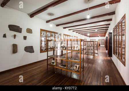 SUCRE, Bolivien - Mai 22, 2015: Museo Charcas (University Museum Colonial und Anthropologischen) Innenraum in Sucre, Bolivien. Stockfoto