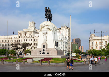LIMA, PERU - 10. MAI 2015: Monument für Jose de San Martin auf der Plaza San Martin in Lima, Peru Stockfoto