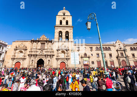 LA PAZ, Bolivien - Mai 17, 2015: Nicht identifizierte Personen in der Nähe der Basilika von San Francisco. Es befindet sich auf der Plaza San Francisco in La Paz, Peru. Stockfoto