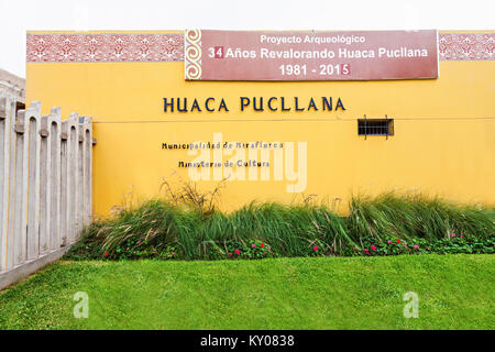 LIMA, PERU - 03. JUNI 2015: Eingang der Huaca Pucllana in Lima. Huaca Pucllana ist ein großer Adobe und Ton Pyramide im Miraflores distric entfernt Stockfoto