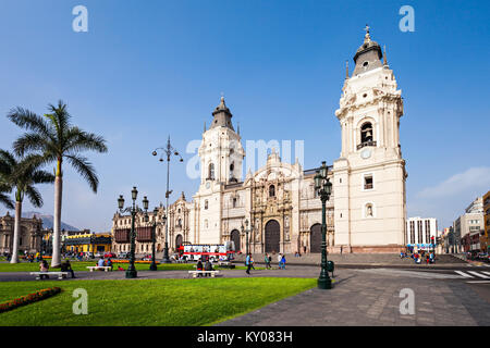 LIMA, PERU - 10. MAI 2015: Die Basilika Kathedrale von Lima ist eine römisch-katholische Kathedrale an der Plaza Mayor in Lima, Peru Stockfoto