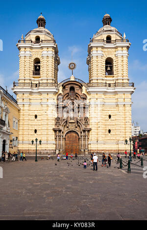 LIMA, PERU - 10. MAI 2015: Kloster von San Francisco ist in Lima, Peru Stockfoto