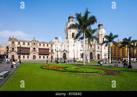 LIMA, PERU - 10. MAI 2015: Die Basilika Kathedrale von Lima ist eine römisch-katholische Kathedrale an der Plaza Mayor in Lima, Peru Stockfoto