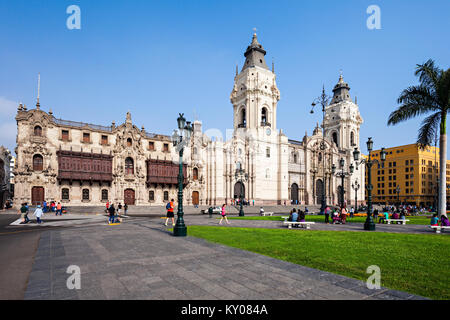 LIMA, PERU - 10. MAI 2015: Die Basilika Kathedrale von Lima ist eine römisch-katholische Kathedrale an der Plaza Mayor in Lima, Peru Stockfoto
