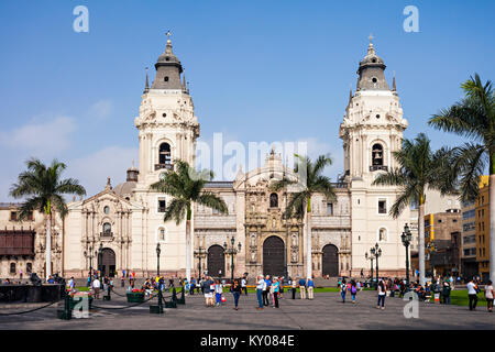 LIMA, PERU - 10. MAI 2015: Die Basilika Kathedrale von Lima ist eine römisch-katholische Kathedrale an der Plaza Mayor in Lima, Peru Stockfoto