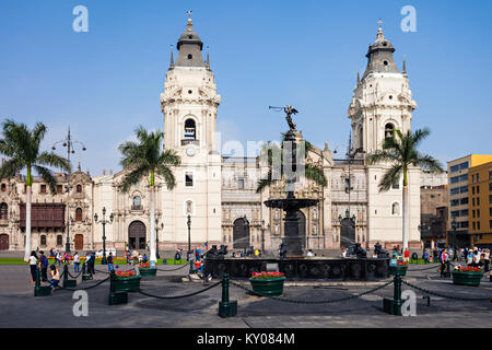LIMA, PERU - 10. MAI 2015: Die Basilika Kathedrale von Lima ist eine römisch-katholische Kathedrale an der Plaza Mayor in Lima, Peru Stockfoto
