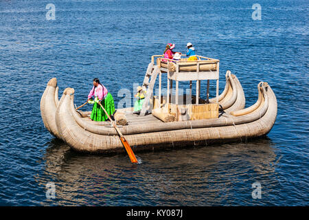 PUNO, PERU - 14. MAI 2015: Totora Bootsfahrt auf dem Titicacasee in der Nähe von Puno, Peru Stockfoto