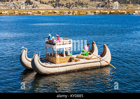 PUNO, PERU - 14. MAI 2015: Totora Bootsfahrt auf dem Titicacasee in der Nähe von Puno, Peru Stockfoto