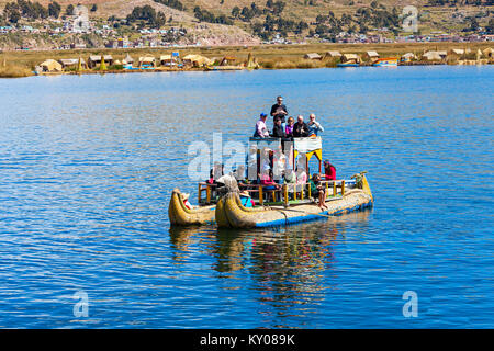 PUNO, PERU - 14. MAI 2015: Unbekannter Touristen in Totora Boot, Titicaca See in der Nähe von Puno, Peru Stockfoto