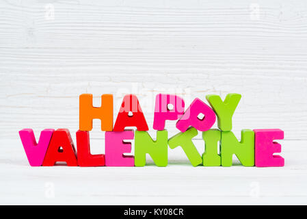 Valentine Karte mit Happy Valentinstag text und roten stricken Herz auf weißem Hintergrund Holz und kopieren Sie Platz für Text und Bild, Liebe und Valen hinzufügen Stockfoto