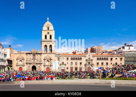 LA PAZ, Bolivien - Mai 17, 2015: Nicht identifizierte Personen in der Nähe der Basilika von San Francisco. Es befindet sich auf der Plaza San Francisco in La Paz, Peru. Stockfoto