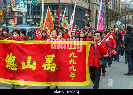 VANCOUVER, Kanada - Februar 2, 2014: Menschen bei Chinese New Year Parade in Vancouver Chinatown marschieren. Stockfoto
