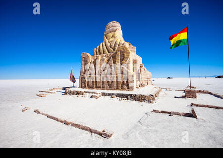 UYUNI, BOLIVIEN - 18. MAI 2015: Die Rallye Dakar 2015 Denkmal im Salar de Uyuni (Salzsee) in der Nähe von Uyuni, Bolivien. Stockfoto