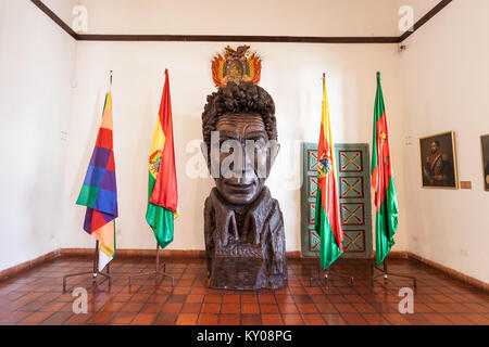 SUCRE, Bolivien - Mai 22, 2015: Simon Bolivar Monument, das sich in das Haus der Freiheit Museum (Casa de la Libertad) in Sucre, Bolivien. Stockfoto