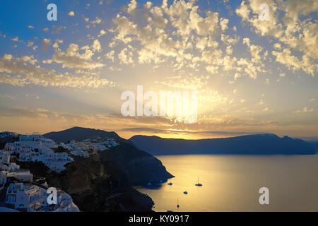 Das Dorf Oia, Sonnenaufgang über berühmte vulkanische Caldera. Die Insel Santorini, Griechenland. Getonten Bild, Raum für Ihren Text. Stockfoto