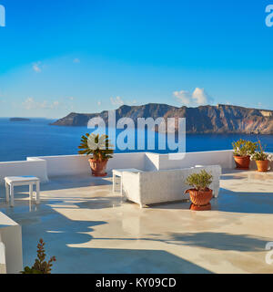 Ein Blick auf das schöne Meer und die Caldera mit luxuriösen Dachterrasse, typischen weißen Architektur der Insel Santorini, Griechenland. Panoramic Image, Quadrat Composit Stockfoto