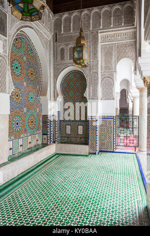 FES, MAROKKO - 27. FEBRUAR 2016: Pattern design Element der Al Quaraouiyine Moschee und Universität in Fes, Marokko. Stockfoto