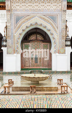 FES, MAROKKO - 27. FEBRUAR 2016: Pattern design Element der Al Quaraouiyine Moschee und Universität in Fes, Marokko. Stockfoto