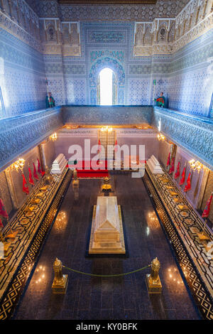 RABAT, Marokko - März 03, 2016: Das Mausoleum von Mohammed V ist ein historisches Gebäude auf der gegenüberliegenden Seite der Hassan Turm auf der Yacoub ein Stockfoto