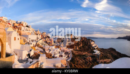 Das Dorf Oia im goldenen Licht auf einen Sonnenuntergang, Insel Santorini, Griechenland, Panoramic Image Stockfoto