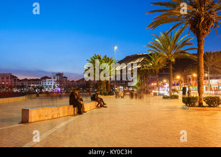 AGADIR, Marokko - Februar 20, 2016: Agadir Strandpromenade in der Nacht, Marokko. Agadir ist eine große Stadt in Marokko liegt am Ufer des Atlant Stockfoto