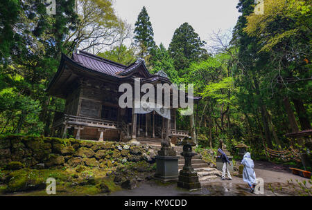 Aomori, Japan - 16. Mai 2017. Blick auf towada Shrine am grünen Wald in Aomori, Japan. Towada-jinja Schrein ist sagte in dem 9. Jahrhunder t gebaut worden zu sein Stockfoto