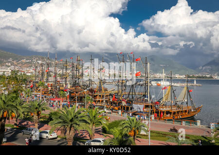 ANTALYA, Türkei - 30. SEPTEMBER 2017: Pirate themed tour Boote in Alanya Stadt. Stockfoto