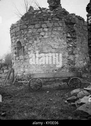 Hjälmseryd Old Church in Gamla Hjälmseryd, Schweden, ist eine mittelalterliche Steinkirche aus dem 12. Jahrhundert, die vom schwedischen Nationaldenkmalamt (KMB) gelistet ist. Sie verfügt über ein Kirchenschiff, einen Chor und eine halbrunde Apsis und hat historische Bedeutung in der schwedischen Kirchengeschichte. Stockfoto