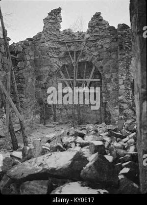 Die alte Kirche in Hjälmseryd, Schweden, die vom schwedischen Nationaldenkmalamt (KMB) dokumentiert wurde, ist eine ländliche mittelalterliche Kirche, die die traditionelle schwedische Kirchenarchitektur und das kulturelle Erbe repräsentiert. Stockfoto