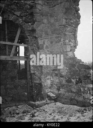 Die alte Kirche der Pfarrei Hjälmseryd in der Gemeinde Sävsjö, Kreis Jönköping, Schweden, wurde im 12. Jahrhundert aus rauem grauem Stein erbaut und in den 1930er Jahren restauriert. Sie hat ihr Südportal, Taufbecken und Kanzel aus dem 17. Jahrhundert als Teil ihrer romanischen Form erhalten. Stockfoto