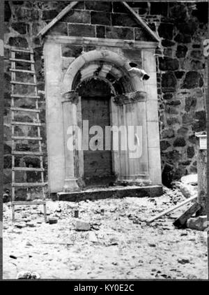 Eine historische Fotografie der alten Kirche Hjälmseryd in Schweden aus dem 12. Jahrhundert, die ihre mittelalterliche Architektur und Bedeutung in Schwedens religiöser und kultureller Geschichte hervorhebt. Stockfoto