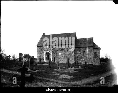 Hjälmseryds gamla kyrka, eine historische Holzkirche in Schweden, verfügt über bemerkenswerte Architektur und dient als lokale religiöse und gemeinschaftliche Stätte. Stockfoto