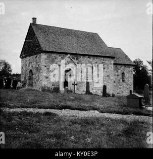 Foto der alten Hjälmseryd-Kirche in Schweden aus dem KMB-Archiv, die eine mittelalterliche Steinkirche mit bedeutendem architektonischen und kulturellen Erbe in der schwedischen Geschichte darstellt. Stockfoto