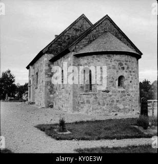 Hjälmseryds alte Kirche in Gamla Hjälmseryd, Schweden, wurde in den 1100er Jahren aus unbehauenen grauen Steinen errichtet, die wahrscheinlich durch den Bau des Klosters Nydala beeinflusst wurden. Die Kirche wurde Mitte der 1800er Jahre abgerissen, als eine neue Kirche sieben Kilometer südlich gebaut wurde. Die Bemühungen um den Wiederaufbau der alten Kirche begannen 1927 und sie wurde 1934 fertiggestellt und geweiht, wobei ihre historische und architektonische Bedeutung erhalten blieb. Stockfoto