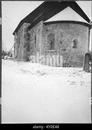 Hjälmseryds alte Kirche in Gamla Hjälmseryd, Schweden, wurde in den 1100er Jahren aus unbehauenen grauen Steinen errichtet, die wahrscheinlich durch den Bau des Klosters Nydala beeinflusst wurden. Die Kirche wurde Mitte der 1800er Jahre abgerissen, als eine neue Kirche sieben Kilometer südlich gebaut wurde. Die Bemühungen um den Wiederaufbau der alten Kirche begannen 1927 und sie wurde 1934 fertiggestellt und geweiht, wobei ihre historische und architektonische Bedeutung erhalten blieb. Stockfoto