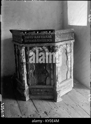 Dieses historische Foto zeigt die alte Kirche Hjälmseryds in Südschweden, eine mittelalterliche Steinkirche, die im 12. Jahrhundert erbaut wurde. Das Gebäude verfügt über ein rechteckiges Kirchenschiff, einen Chor und einen kleinen Turm, der die frühromanische schwedische Kirchenarchitektur widerspiegelt. Stockfoto