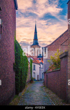 Schmale Brugge Straße. Klassische Brügge Blick auf die Stadt. Sonnenuntergang in Brügge. Stockfoto