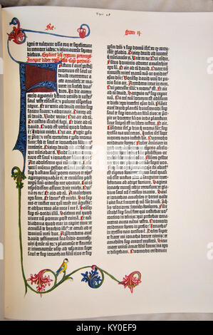 Seite von einem Faksimile der Gutenberg-bibel, 1455 das erste gedruckte Version der lateinischen Vulgata. Stockfoto