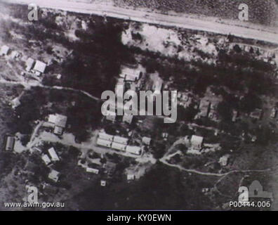 Dieses Luftbild zeigt die HMAS Basilisk, eine Küstenbasis der Royal Australian Navy in Port Moresby, Papua-Neuguinea. Das Bild dokumentiert das Grundlayout und die Einrichtungen, die für administrative und betriebliche Zwecke während und nach dem Zweiten Weltkrieg genutzt wurden. Stockfoto