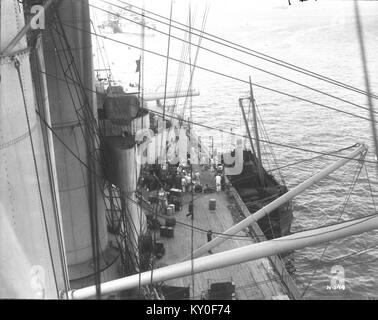 Die HMS Iron Duke, ein Schlachtschiff der britischen Royal Navy, wurde im Februar 1917 gezeigt, das in Lagerhäusern stattfand und logistische Operationen während des Ersten Weltkriegs repräsentierte Stockfoto