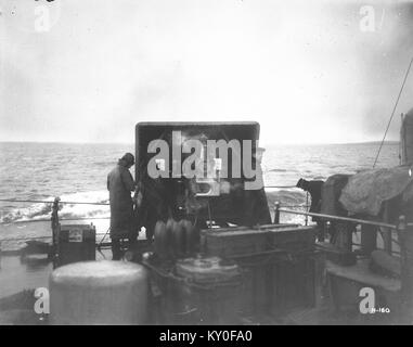 Die HMS Royalist verfügte im Februar 1917 über ein 4-Zoll-Mk-V-Geschütz mit Besatzung, das die Operationen der Royal Navy während des Ersten Weltkriegs widerspiegelt Stockfoto
