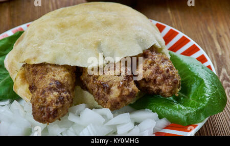 Cevapi - rilled Gericht von Hackfleisch, eine Art hautlosen Würstchen, traditionell in den Ländern Südosteuropas, Balkan Stockfoto