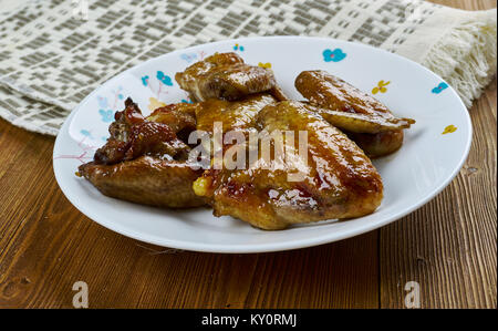 Klebrige Thai Chicken Wings, gegrillten Hähnchen Flügel. Stockfoto