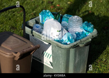 Eine örtliche Behörde Abfälle verwerten außerhalb eines Hauses für die Sammlung und das Recycling. Es ist voll von sortierten Verpackungen Kunststoffen und Flüssigkeitsbehälter Stockfoto